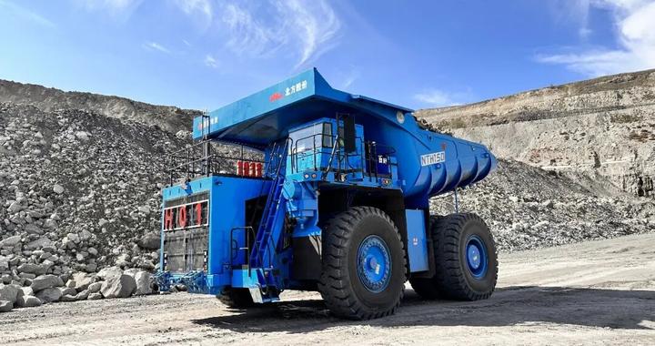 国内首台超百吨级氢燃料电池与锂电池混合动力矿用自卸车在南露天煤矿顺利通过验收