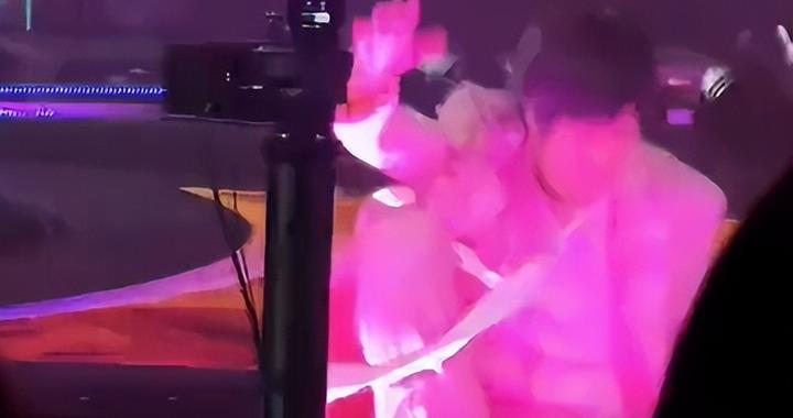 五月天阿信，演唱会中不慎摔下舞台