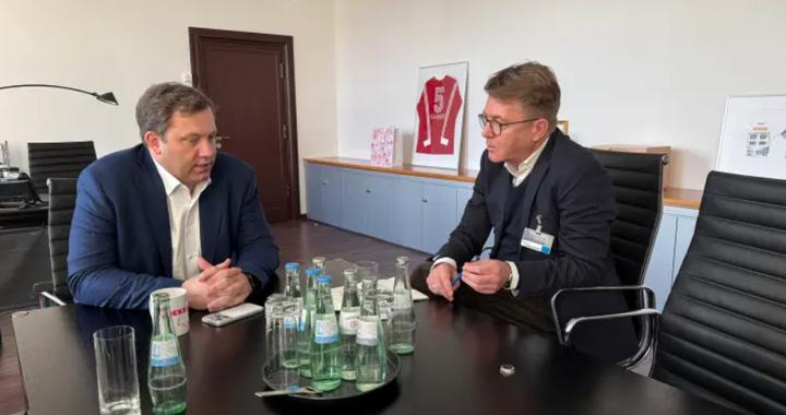 德国铁路公司订购中国电动公交车，德财长：让我十分恼火