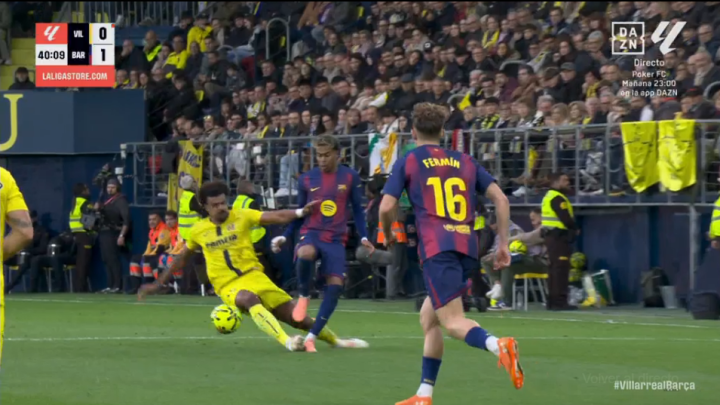 亚马尔险被废！遭双脚爆铲，维加染红离场，巴萨球员集体暴怒