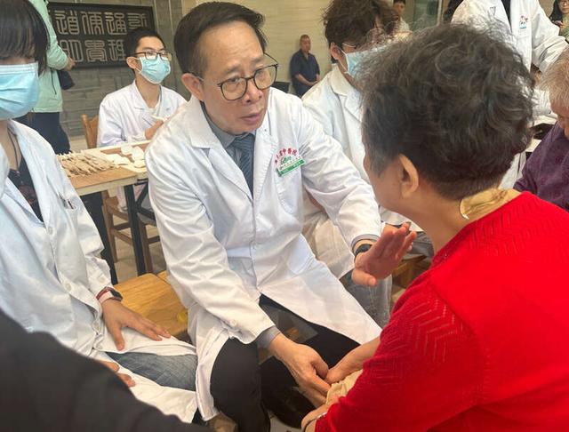 �㶫ʡ��ҽԺ���������������ƽ���У�������񽡿����ǡ����౨������������ �ֽ�/��