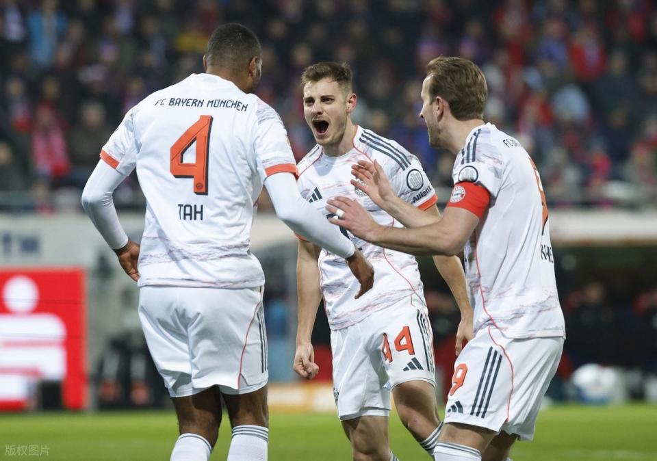随着比分定格4-0,拜仁15轮德甲不败,迪亚斯俯身冲顶,凯恩锦上添花