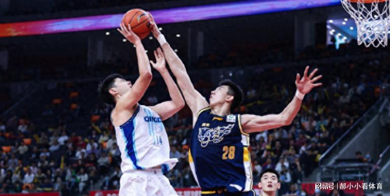 不敌广东男篮后，刘维维才发现不对劲，难怪杜锋主动轮休胡明轩