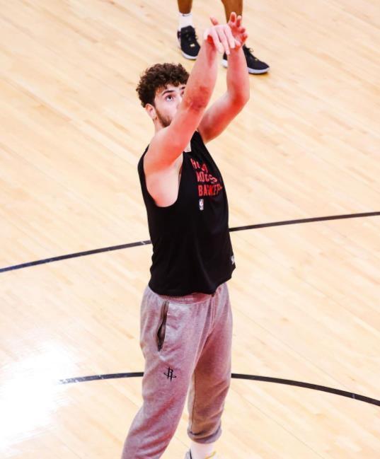 半场9中8，轰18分+0助攻！火箭队申京临时转型？化身内线主攻点