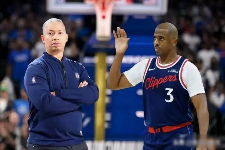 伦纳德踢飞战术板，快船更衣室裂了，沉默机器终于发飙