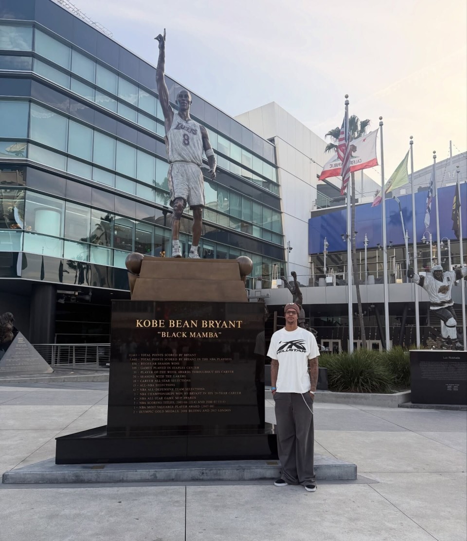 奥尼尔儿子晒与科比雕像合照：特意过来看一下科比叔叔，RIP