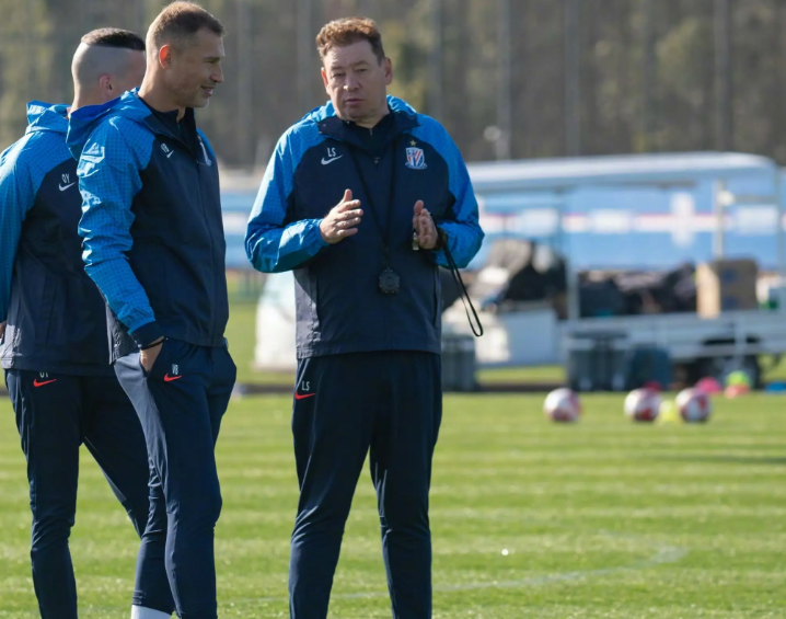 多大仇？名宿炮轰上海申花主帅：他不像个男人，眼睛里充满邪恶！