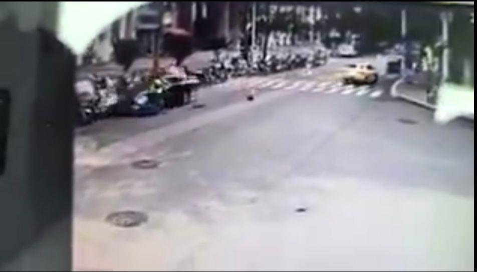 福州一轿车逆行多人被撞倒受伤，事发位置系单行线，警方：操作不当，5人受伤