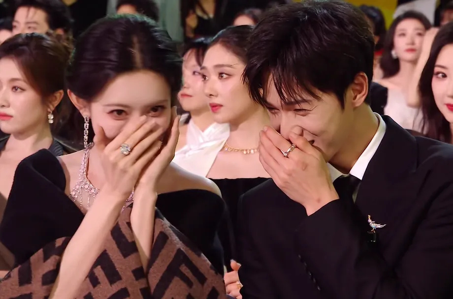 吴磊领奖镜头切赵露思，鞠婧祎被吓出表情包，星光大赏看点全在台下