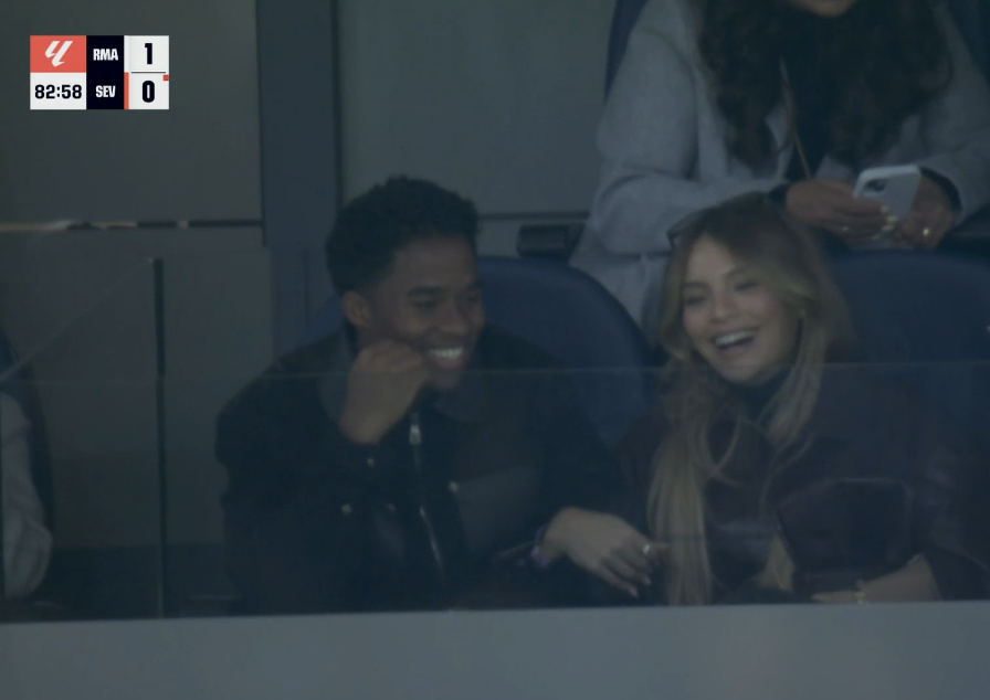 球场失意但！恩德里克红牌停赛看台观战，妻子喂食美女环绕