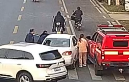 消防员当机立断，开白色轿车送男子就医。图源：湖北消防