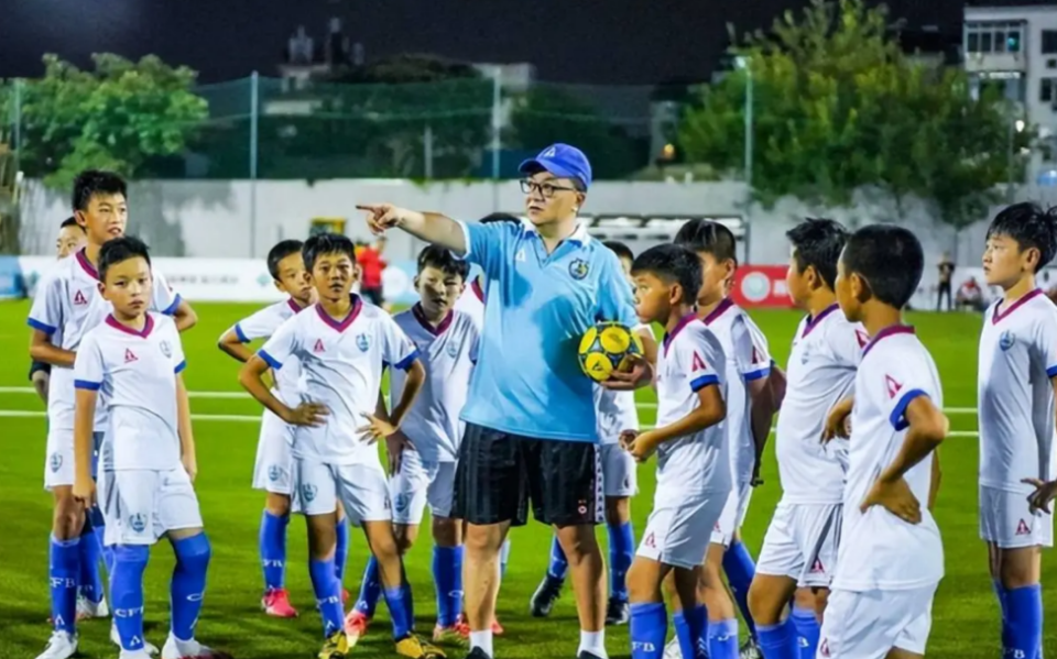 荒诞！中国男足青训开始大论战，成现实版“笑傲江湖”，重演华山悲剧？