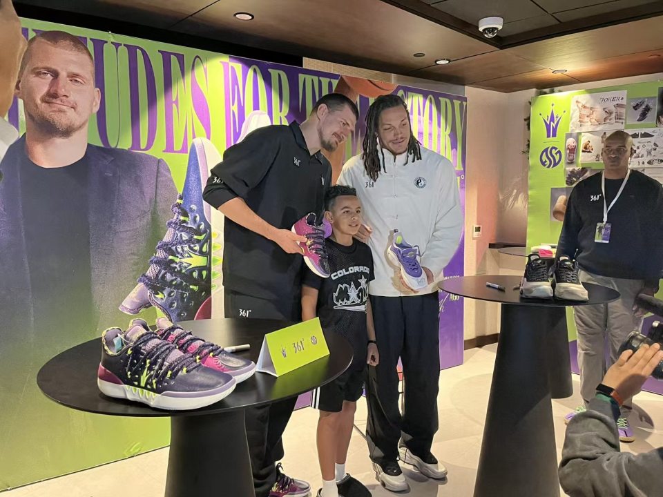 花絮！约基奇调侃签名鞋代差，戈登第六代战靴赠球迷