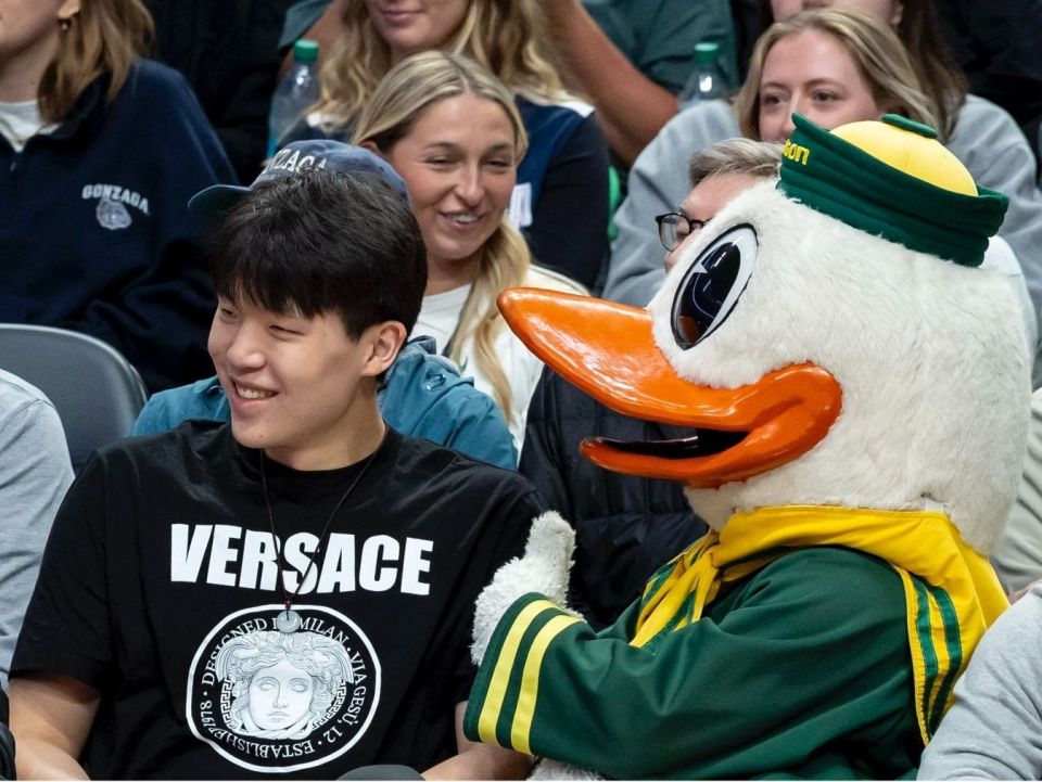 杨瀚森现场观战林葳，开拓者官方晒两人合影握手微笑交流视频