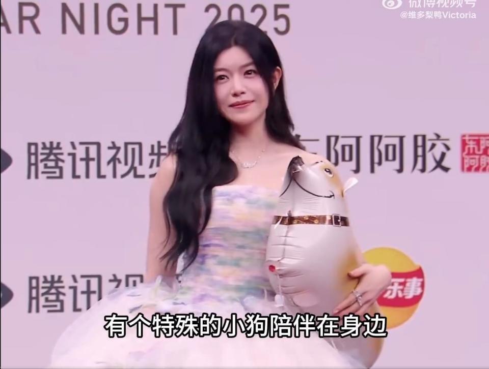 陈妍希牵着小狗走红毯，幽默回应：剧组某相关人员来不了，派小狗代表一下