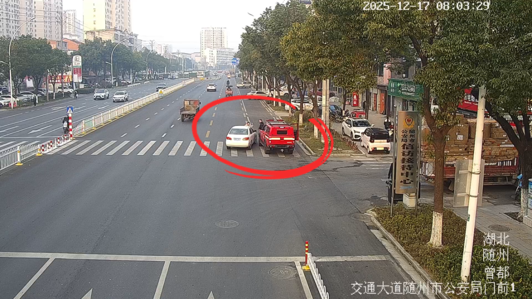 女子拦车求助。图源：湖北消防