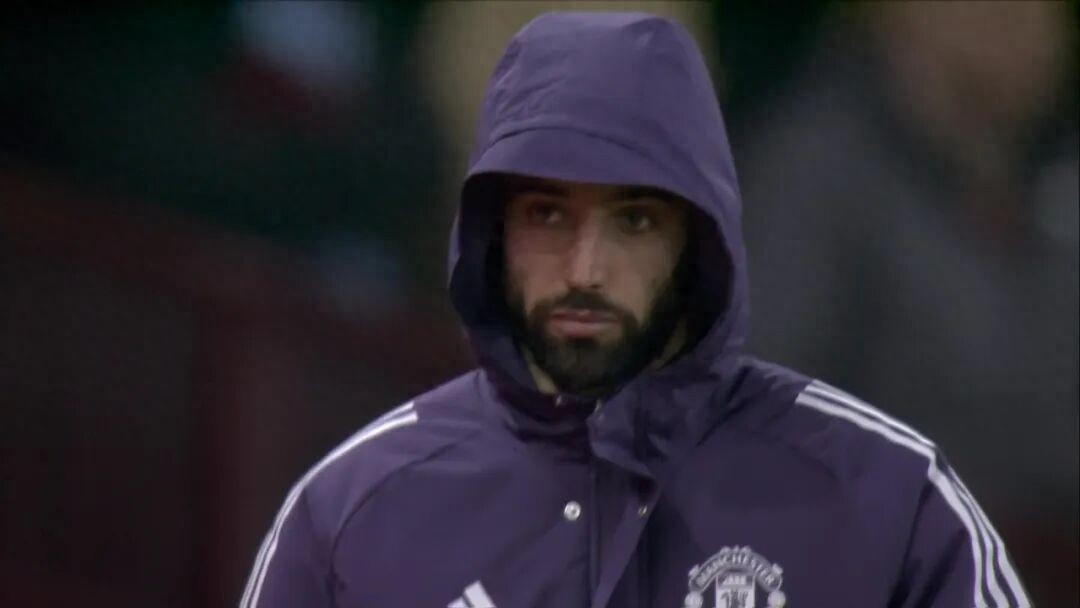 曼联1-2负维拉且B费受伤下轮缺阵！屋漏逢连夜雨，阿莫林必须买人