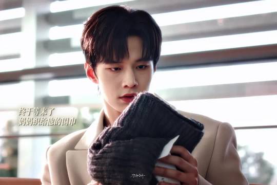 何与虞书欣主演《双轨》靳朝苦等围巾十八年