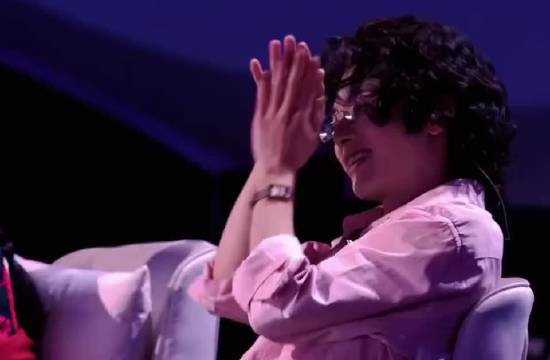 何老师真的是长在华晨宇笑点上了吧，感觉何老师说什么都会引起花花发笑