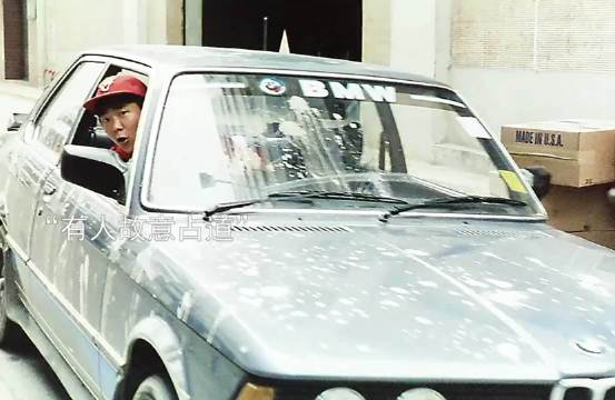 小伙借着朋友的豪车嘚瑟不已，不料下一秒就被撞得面目全非