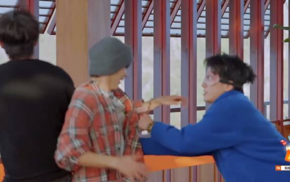 王安宇拜年陈哲远掉鞋引欢笑