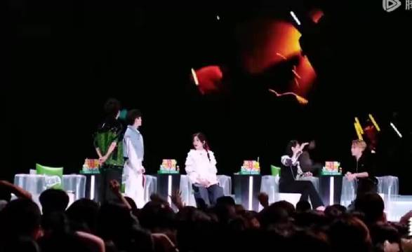 周深：你们竟然还背词？他可能不知道后面有提词器！