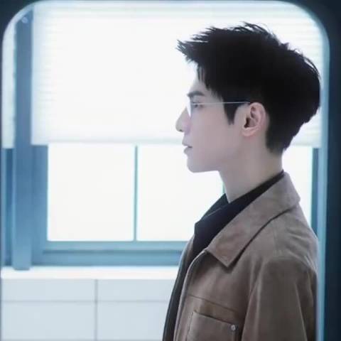 罗云熙新剧饰演法医齐思哲，白大褂金丝眼镜造型获赞