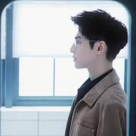 罗云熙新剧《剥茧》饰演法医齐思哲，专业禁欲形象引热议