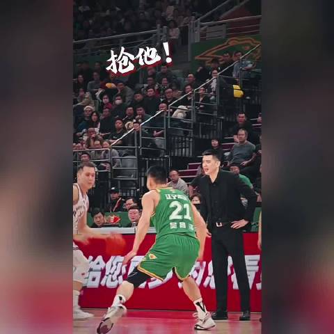 杨鸣场边指挥激动欲亲自抢球