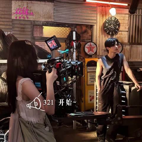 虞书欣拍摄双轨网剧出圈笑点