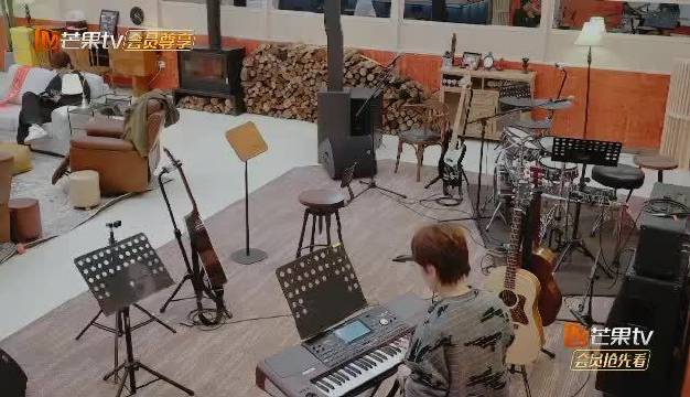 王铮亮快乐老友记献唱路过人间惊艳全场