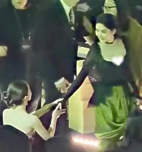 点击就看赵露思王玉雯星光大赏打招呼