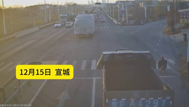 货车转弯抢行撞直行电动车