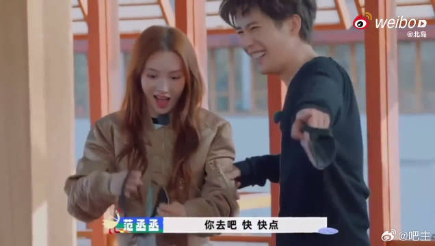 金晨玩游戏太可爱了！轻拍王安宇超温柔，笑声暴露后更显灵动！