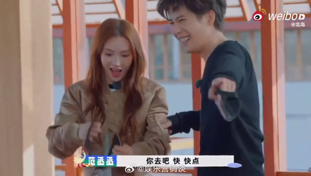 谁被金晨的温柔打动了！轻拍王安宇的瞬间，姐姐的清爽感拉满！