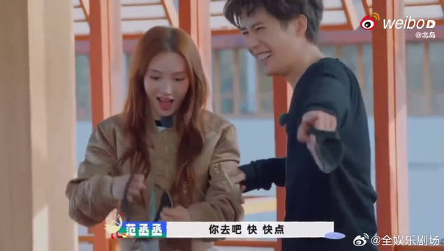 金晨玩游戏名场面！轻拍王安宇超温柔，笑声暴露后更显真实！