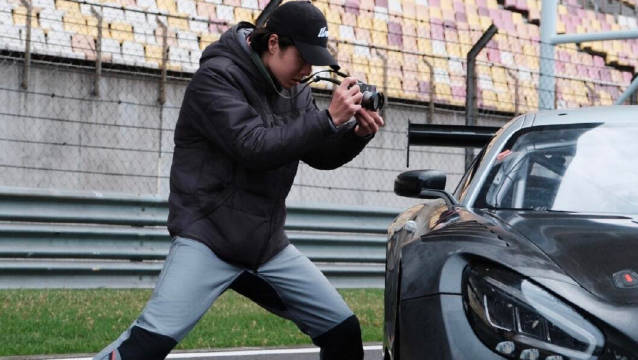 王一博上赛三日专注测试新赛车