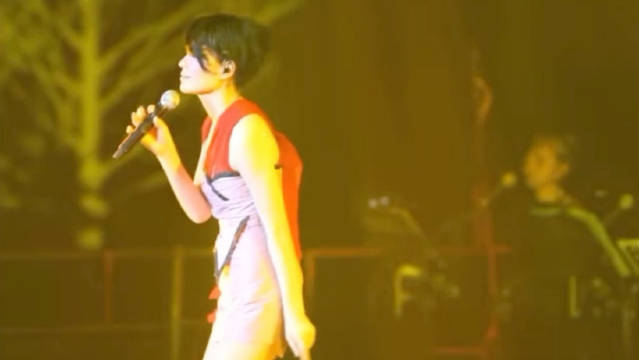 王菲2011演唱会《闷》现场版展现洒脱魅力