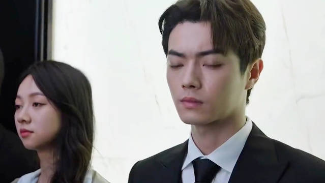 女孩和男子第一次见面，殊不知男子是空降的领导