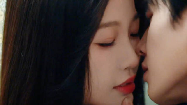 何与一镜到底哭戏获赞，店员改口喊姜暮老板娘