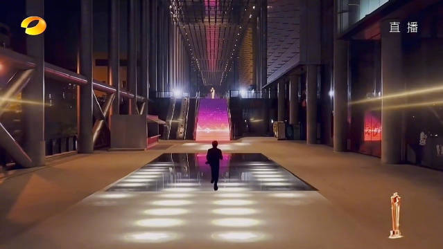 内娱不能没有何老师，何炅跑着进场，主持还是中气十足