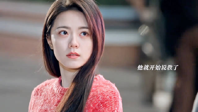 赵今麦穿西瓜色毛衣追剧《骄阳似我》