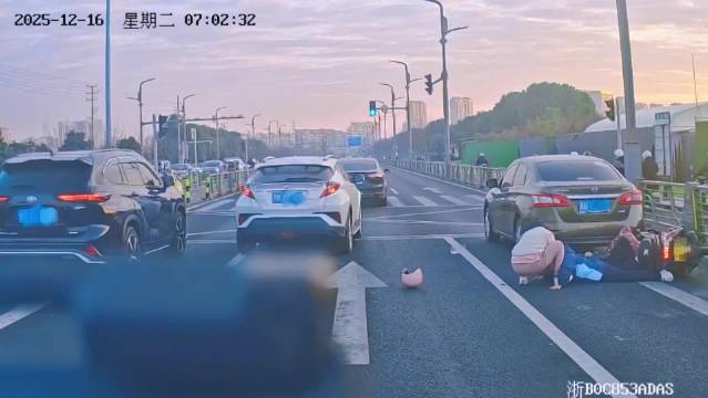 路口事故现场，宁波奉化公交司机这一举动太暖了！