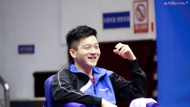 樊振东运动场馆展现痞帅风采