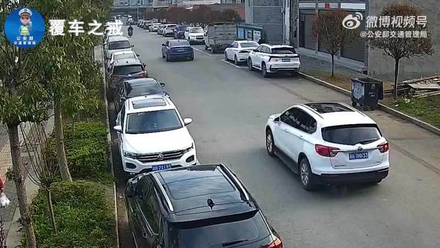 麻阳轿车开门撞倒摩托致人伤，司机负全责