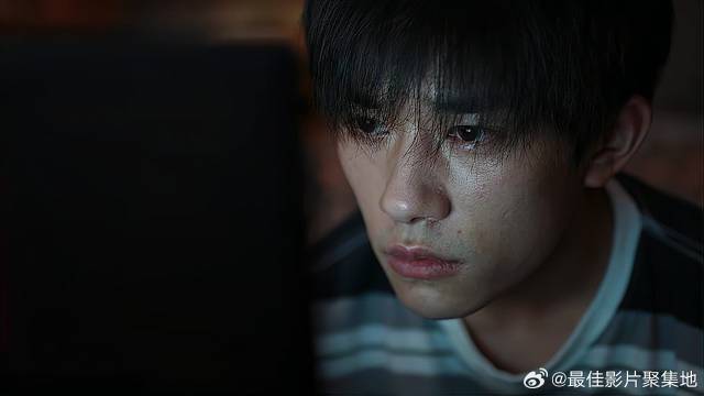 儿子偷看直播，下秒亲妈突然闯进房间，立马秒懂