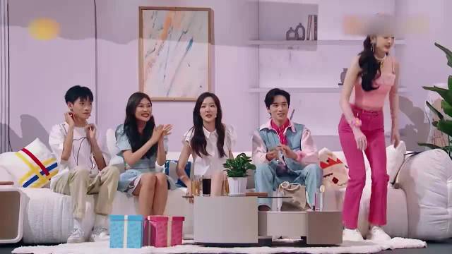 丁程鑫化身“福尔摩斯”，点破娜扎小心思，简直帅得没边