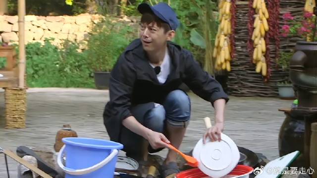 黄磊“杀心”太重，想炖掉何炅的鸡，何老师吓得表情都变了！