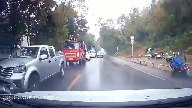 逆行不让路，被视频车鸣笛催促后无动于衷，这下全责舒服了！