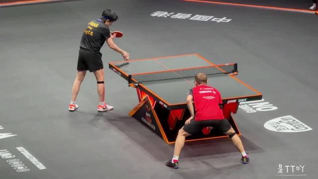 贴地滑行救擦网球后反拉得分，身体平行地面仍顽强搏杀，定格成拼搏精神名场面